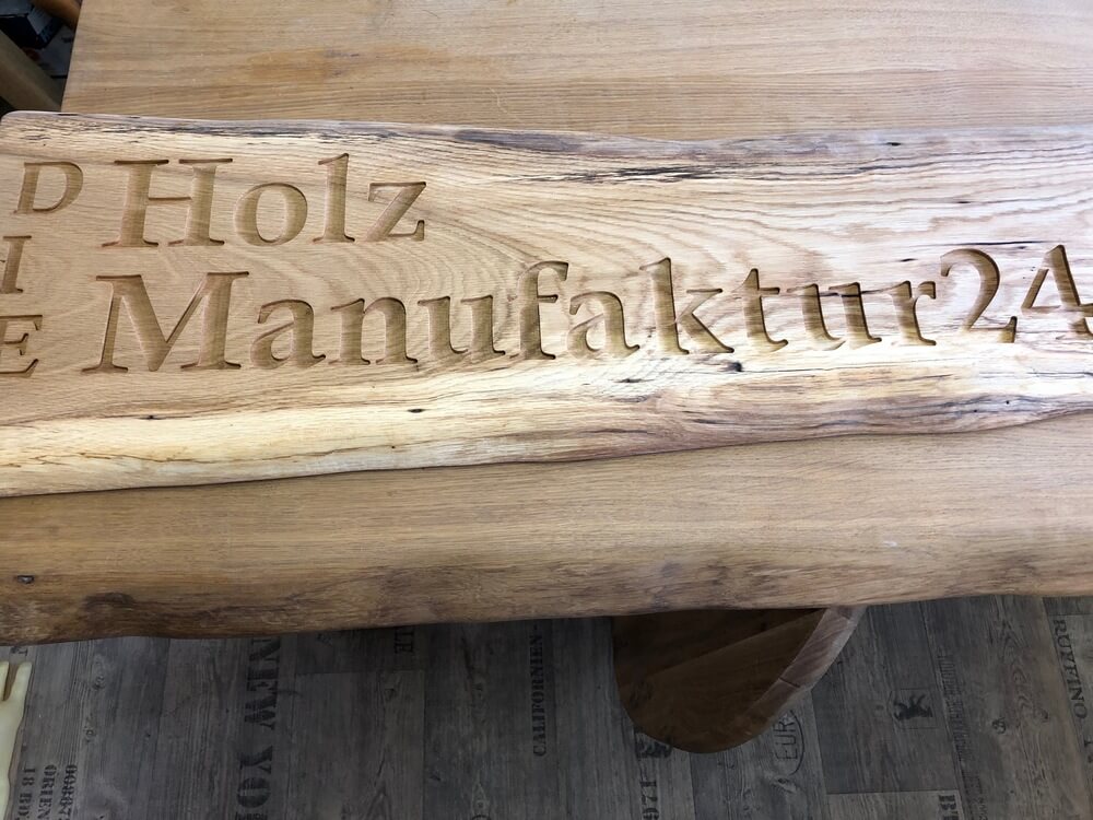 Eiche-mit-Wunschlogo-gefraest-2
