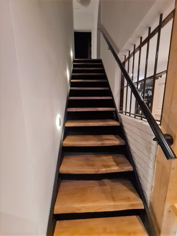 Eiche-Treppe-Holztreppe-Treppenstufe-Trittstufe-Massivholz-verleimt-Baumkante-2