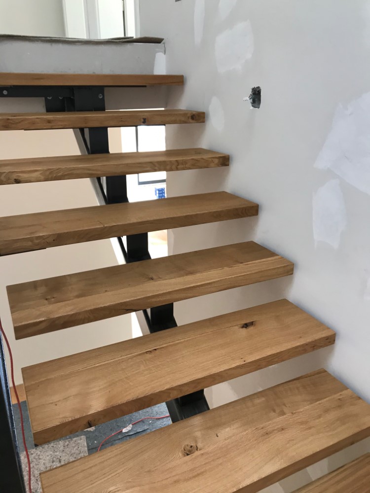 Eiche-Treppe-Holztreppe-Treppenstufe-Trittstufe-Massivholz-verleimt-Baumkante-3