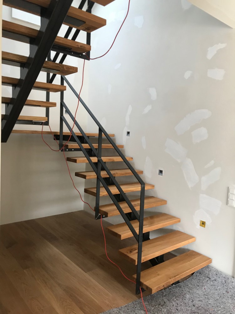 Eiche-Treppe-Holztreppe-Treppenstufe-Trittstufe-Massivholz-verleimt-Baumkante-4