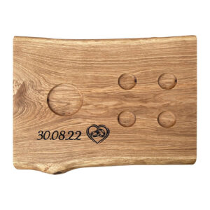 Schnappsbrett-mit-Gravur-personalisiert-Eiche-Baumkante-geoelt-Holz-massiv-1